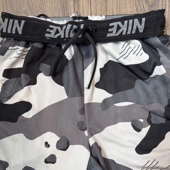Nike Men's Camouflage Print Athletic‎ Shorts Gray Black White Size Medium - Picture 4 of 6